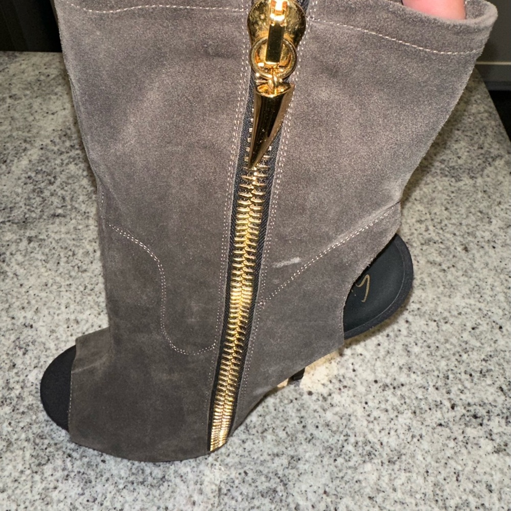 Giuseppe Zanotti Alien Gray Suede Peep-Toe  Booties with Gold Zipper size 41 - Picture 5 of 13
